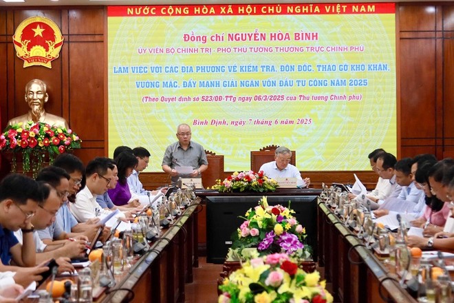 Phó thủ tướng Thường trực Nguyễn Hòa Bình làm việc với các tỉnh miền Trung nhằm kiểm tra, đôn đốc, tháo gỡ khó khăn, vướng mắc, đẩy nhanh tiến độ giải ngân vốn đầu tư công năm 2025. 