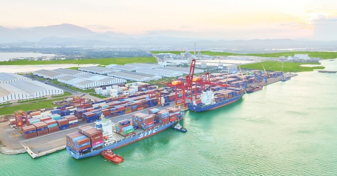 Sau khi hoàn thành nạo vét luồng tàu, cảng biển Chu Lai (Quảng Nam) mở thêm tuyến vận tải trực tiếp đến Ấn Độ. Ảnh: Hà Minh