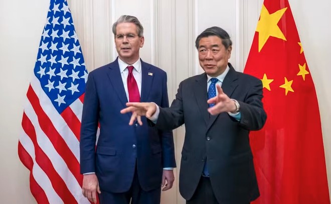 Phó thủ tướng Trung Quốc Hà Lập Phong (bìa phải) và Bộ trưởng Tài chính Mỹ Scott Bessent trước khi bước vào đàm phán thương mại và thuế quan tại Geneva vào ngày 10/ 5/2025. Ảnh: AFP