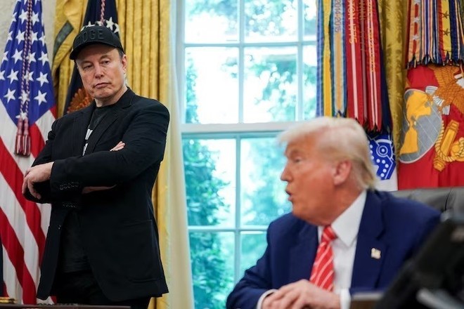 Tổng thống Mỹ Donald Trump (phải) và tỷ phú Elon Musk tại Nhà Trắng ngày 30/5/2025. Ảnh: REUTERS/TTXVN