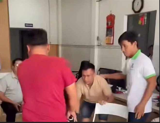 Lực lượng công an mặc thường phục bắt nóng đối tượng ngay tại phòng công chứng