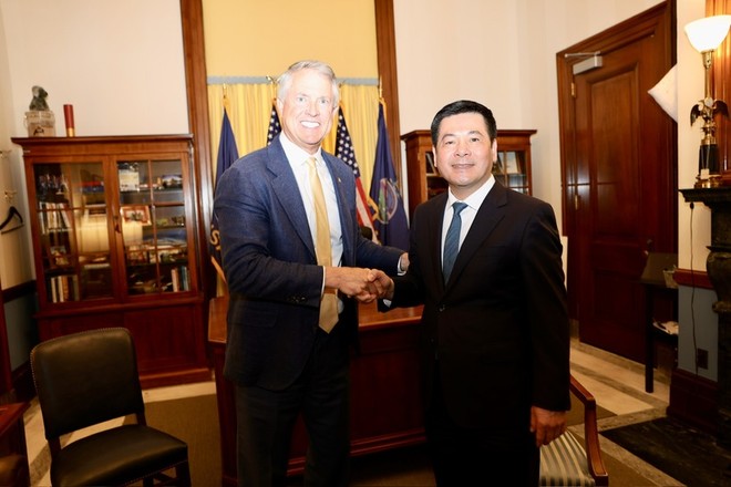 Bộ trưởng Bộ Công thương Nguyễn Hồng Diên làm việc với Thượng nghị sĩ Roger Marshall. 