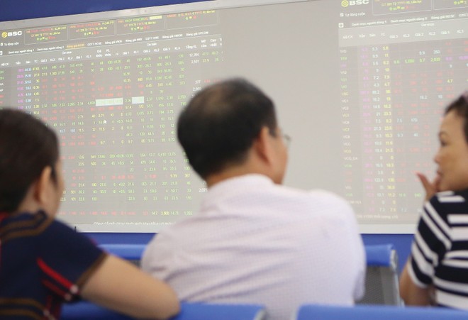 Khi tiếp nhận thông tin, nhà đầu tư cần tránh vội vàng đưa ra quyết định theo tâm lý đám đông