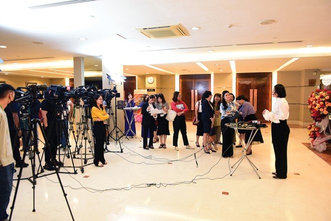 Phóng viên tiếp nhận thông tin phản ảnh của nhà đầu tư và chất vấn doanh nghiệp tại sự kiện