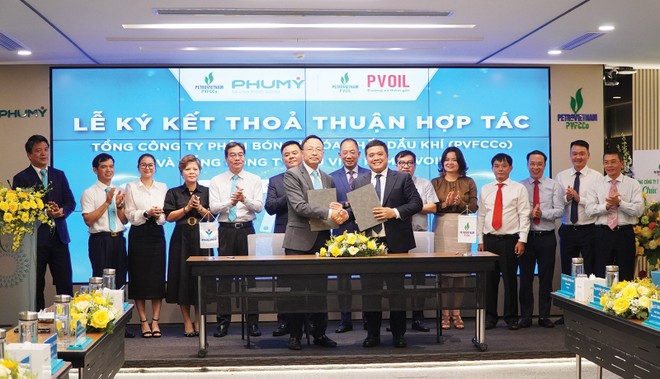 PVFCCo - Phú Mỹ và PVOIL ký kết thỏa thuận hợp tác trong lĩnh vực dịch vụ, thương mại và hóa chất 