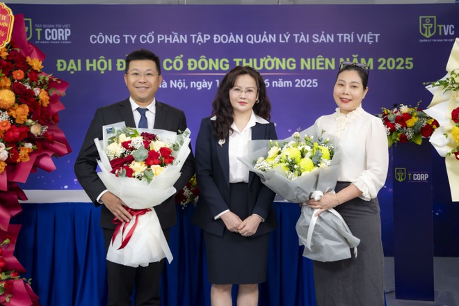 Các thành viên HĐQT ra mắt cổ đông