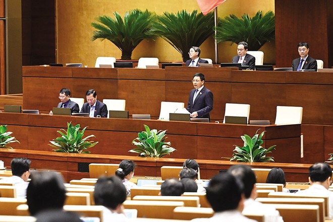 Bộ trưởng Bộ Tài chính Nguyễn Văn Thắng báo cáo giải trình tại phiên thảo luận tại hội trường của Quốc hội 