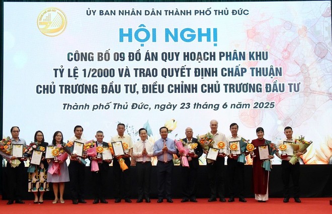 Chủ tịch UBND TP.HCM Nguyễn Văn Được trao quyết định chấp thuận chủ trương đầu tư cho 21 dự án phát triển nhà ở tại TP.Thủ Đức tại hội nghị