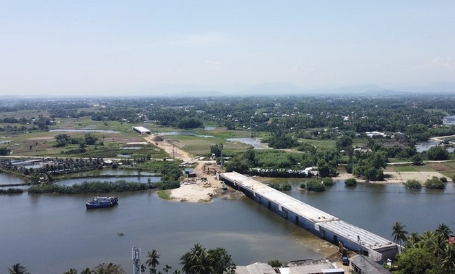 Dự án đường ven biển Dung Quất - Sa Huỳnh vẫn còn nhiều đoạn vướng mặt bằng. 