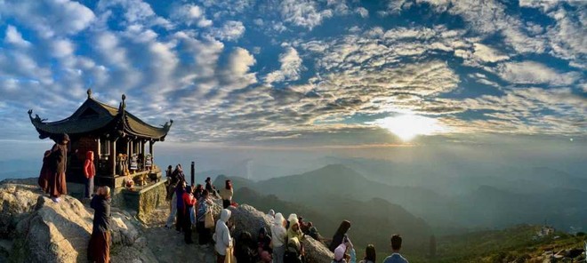 Phật tử, du khách đón bình minh trên đỉnh thiêng Yên Tử. Ảnh: Quảng Ninh Portal.