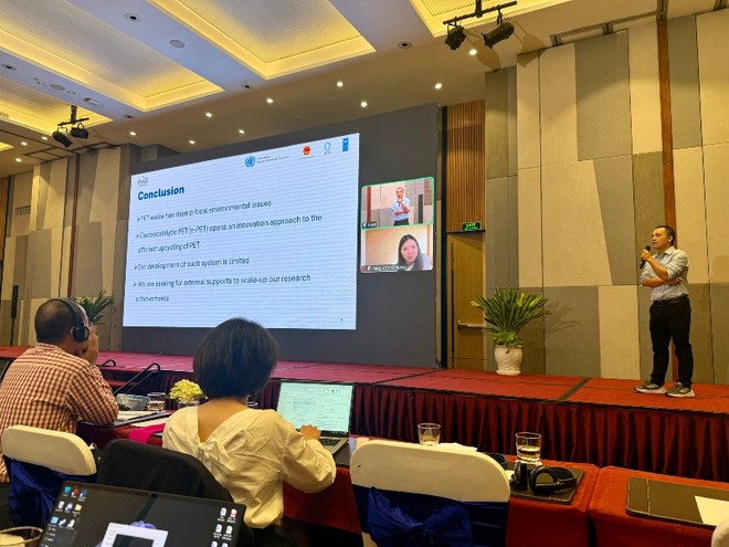 Các đội thi đang trình bày ý tưởng về giảm rác thải nhựa.