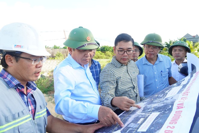 Phó chủ tịch UBND tỉnh Quảng Bình Đoàn Ngọc Lâm (thứ hai bên trái ảnh) nghe BQL Dự án báo cáo tiến độ thi công đường hai đầu cầu Nhật Lệ 3