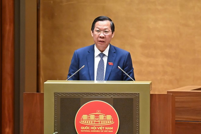 Chủ nhiệm Ủy ban Kinh tế và Tài chính Quốc hội Phan Văn Mãi trình bày báo cáo tại Quốc hội. 