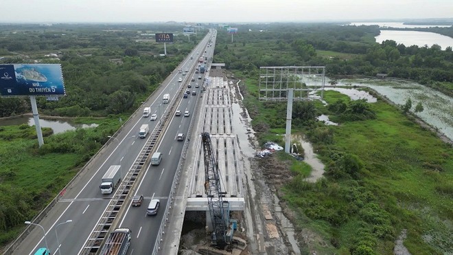 Một đoạn của đường Vành đai 3, đoạn tiếp giáp giữa TP.HCM với Đồng Nai đang được xây dựng theo hướng đi trên cao. 