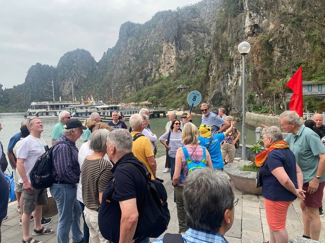 Du khách thăm quan tại điểm du lịch trên Vịnh Hạ Long.