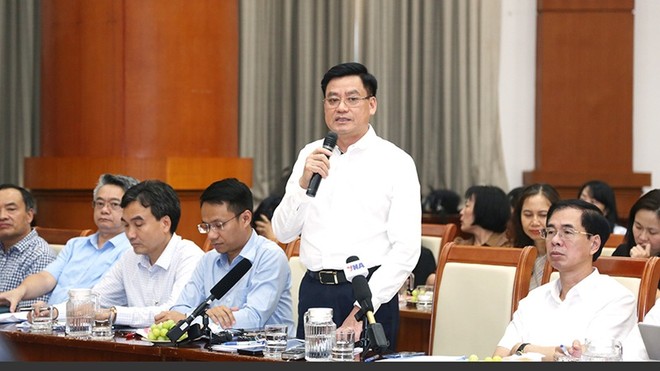 Ông Hoàng Văn Thu giải đáp tại cuộc họp báo thường kỳ quý II/2025 của Bộ Tài chính. (Ảnh: Đức Minh)