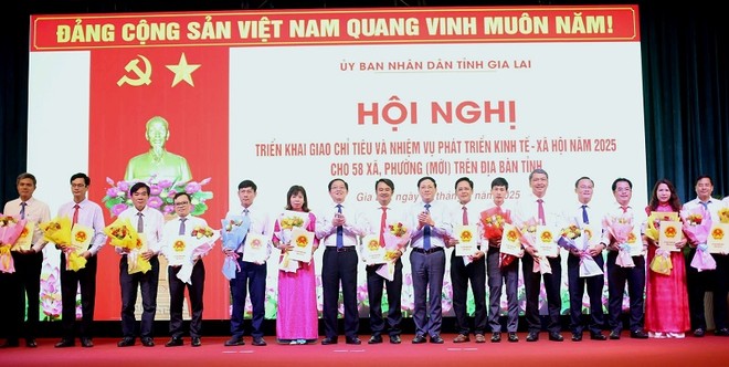 Lãnh đạo tỉnh trao quyết định giao chỉ tiêu và nhiệm vụ phát triển kinh tế - xã hội năm 2025 cho 58 xã, phường mới trên địa bàn tỉnh Bình Định cũ.