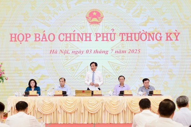 Bộ trưởng, Chủ nhiệm Văn phòng Chính phủ Trần Văn Sơn trả lời báo chí tại buổi họp báo. (Ảnh: Mạnh Tuấn).