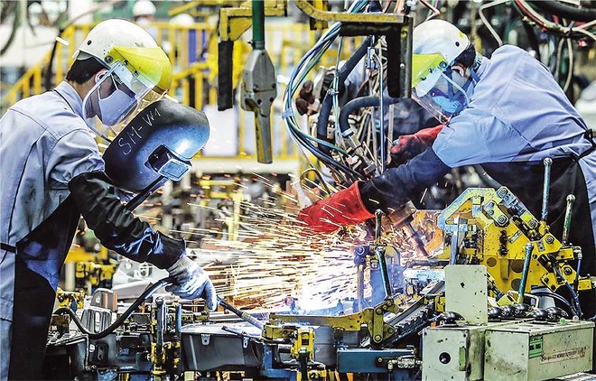 Tổng vốn đầu tư nước ngoài đăng ký vào Việt Nam tính đến ngày 30/6/2025 tăng 32,6% so với cùng kỳ năm trước đã thể hiện sức hút của thị trường Việt Nam đối với nhà đầu tư quốc tế. Trong ảnh: Công nhân thực hiện công đoạn lắp ráp ô tô trong một nhà máy của Toyota tại Việt Nam: Ảnh: Lê Toàn 