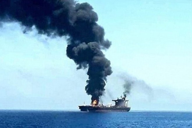 Một tàu hàng bị lực lượng Houthi tấn công trên Biển Đỏ. Ảnh tư liệu: IRNA/TTXVN