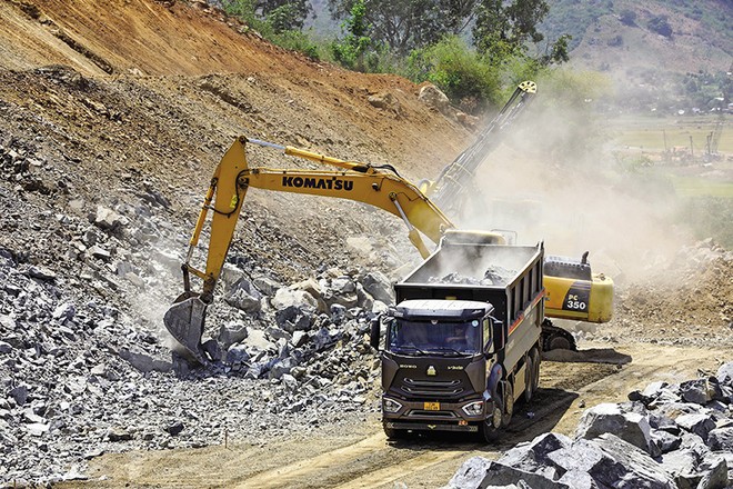 Thủ tướng Chính phủ nhấn mạnh phải giải ngân 100% vốn đầu tư công “trước ngày 31/12/2025”. Ảnh: Đức Thanh 