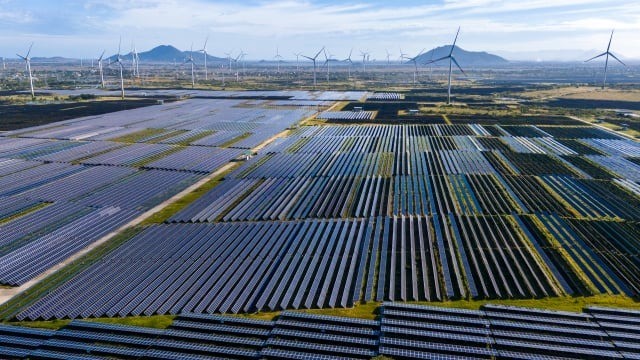 Việt Nam cam kết giảm 15,8% lượng phát thải khí nhà kính vào năm 2030 bằng nguồn lực trong nước, và có thể tăng lên đến 43,5% nếu có sự hỗ trợ quốc tế.