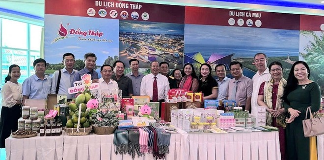 Lãnh đạo Hiệp hội Du lịch ĐBSCL và đại biểu tham quan, trải nghiệm gian hàng sản phẩm OCOP phục vụ du khách của tỉnh Đồng Tháp tại buổi Họp mặt