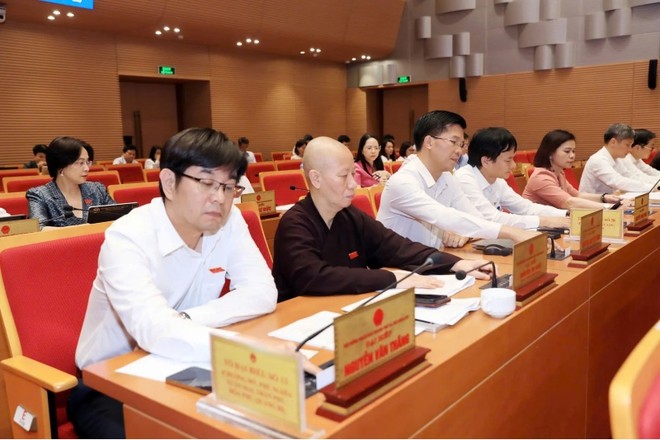 Các đại biểu nhấn nút thông qua Nghị quyết.