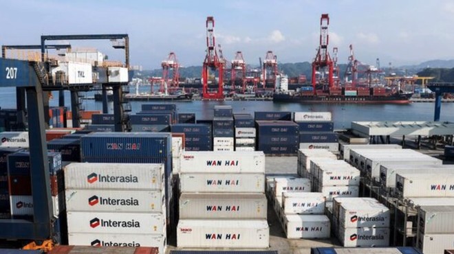 Trong nửa đầu năm 2025, xuất khẩu của Trung Quốc tăng 5,9% so với cùng kỳ năm trước, trong khi nhập khẩu giảm 3,9%. Ảnh: AFP 