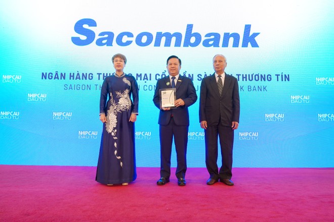 Đại diện Sacombank, ông Đào Nguyên Vũ - Phó Tổng giám đốc nhận giải thưởng Top 50 Doanh nghiệp phát triển bền vững tiêu biểu Việt Nam 2025. 
