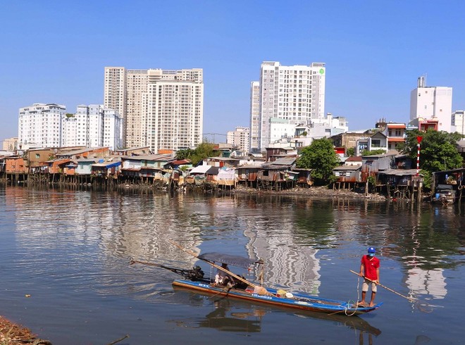 TP.HCM vẫn còn gần 40.000 căn nhà lụp xụp ven kênh chưa được giải tỏa- Ảnh: Lê Toàn