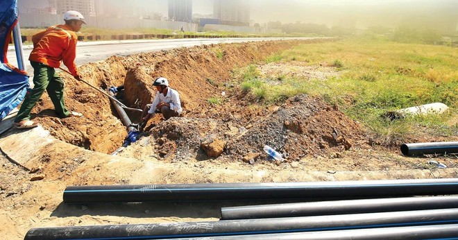 Hồ sơ mời thầu yêu cầu kinh nghiệm thực hiện tối thiểu 2 công trình hạ tầng kỹ thuật (cấp nước), trong đó có công tác lắp đặt mạng đường ống cấp nước sạch HDPE, cung cấp đồng hồ nước. Ảnh: Nhã Chi