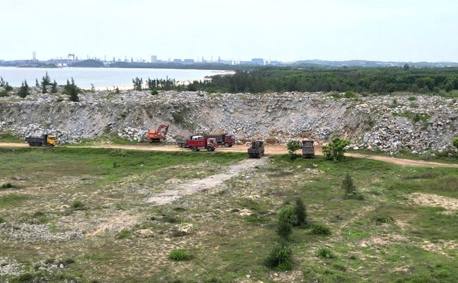 Bãi tập kết đất đá "khủng" trong dự án hơn 1.800 tỷ đồng xây gần 20 năm chưa xong ở Quảng Ngãi. 