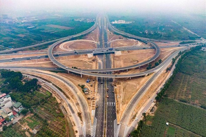 8 tổ công tác do Thủ tướng và các Phó thủ tướng trực tiếp làm Tổ trưởng. 