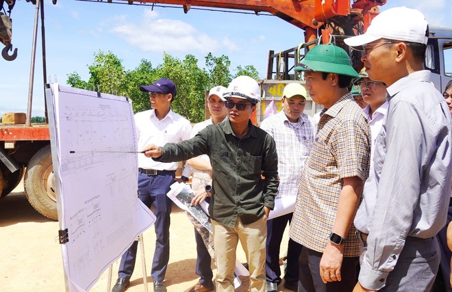 Phó chủ tịch Thường trực UBND tỉnh Quảng Trị Hoàng Nam (đội mũ xanh) kiểm tra tiến độ triển khai tuyến đường bộ ven biển đoạn tuyến qua khu vực cầu Cửa Tùng và Cửa Việt.