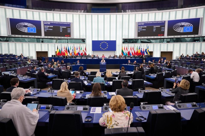 Từ Đan Mạch đến Tây Ban Nha, các nước thành viên EU tranh cãi gay gắt về mức chi, thuế mới và phân bổ nguồn lực, đẩy khối vào thử thách đoàn kết lớn nhất sau COVID (trong ảnh: Chủ tịch Ủy ban châu Âu Ursula von der Leyen phát biểu tại phiên họp Nghị viện châu ở Strasbourg, Pháp). Ảnh: THX/TTXVN