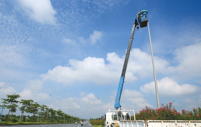 Gói thầu số 24 Thi công xây dựng điện chiếu sáng thuộc Dự án Đầu tư xây dựng tuyến đường bộ ven biển, đoạn qua tỉnh Ninh Bình (giai đoạn I) thuộc lĩnh vực thi công lắp đặt thiết bị điện. Ảnh minh họa: Nhã Chi