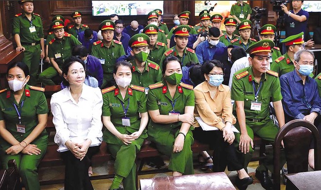 Trương Mỹ Lan (mặc áo trắng) và cựu Cục trưởng Cục Thanh tra, giám sát ngân hàng II (Cục II, thuộc NHNN) Đỗ Thị Nhàn tại tòa.