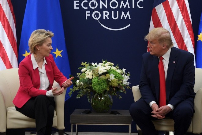 Tổng thống Mỹ Donald Trump trao đổi với Chủ tịch Ủy ban châu Âu Ursula von der Leyen trước cuộc gặp của họ tại Diễn đàn Kinh tế Thế giới ở Davos, vào ngày 21/1/2020. Ảnh: AFP