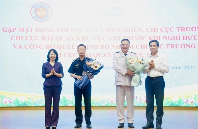 Thường trực Tỉnh uỷ Quảng Ninh tặng hoa chúc mừng tân Chi cục trưởng Chi cục Hải quan khu vực VIII Phạm Quốc Hưng (đứng thứ 2 từ phải sang).