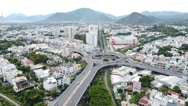 Tỉnh Khánh Hòa mới sau sáp nhập với diện tích hơn 8.555 km2, đã mở ra một không gian phát triển rộng lớn, đòi hỏi cần có tầm nhìn, định hướng chiến lược khoa học, đồng bộ, mang tính liên vùng và tích hợp các khu chức năng. Ảnh: Linh Đan 