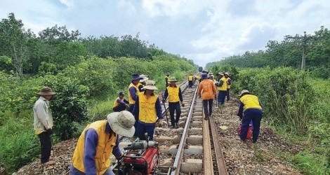 Các nhà thầu tập trung thi công cải tạo đường sắt đoạn Nha Trang - Sài Gòn. Ảnh: Thanh Thúy. 