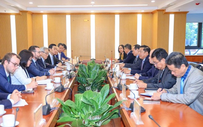 Buổi làm việc giữa Bộ trưởng Bộ Xây dựng Trần Hồng Minh và ngài Iain Frew, Đại sứ Vương quốc Anh tại Việt Nam. 