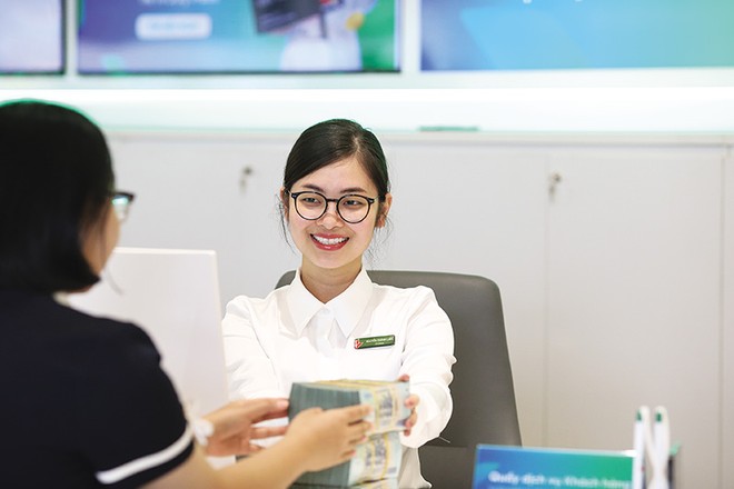 Thu ngoài lãi là một trong những điểm sáng nhất của ngành ngân hàng trong nửa đầu năm 2025. 