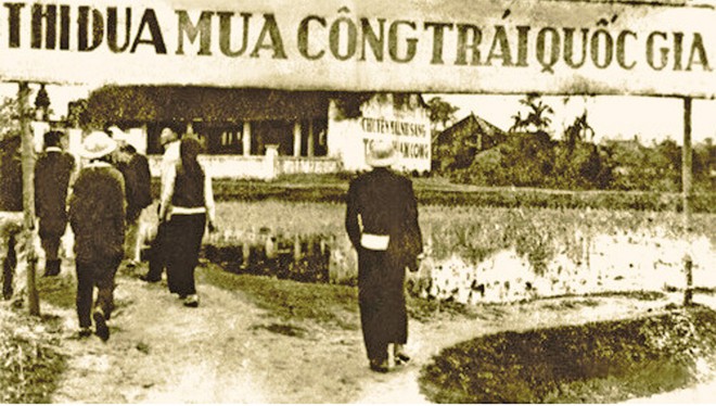 Người dân hăng hái tham gia mua Công trái Quốc gia. Ảnh: Tư liệu 