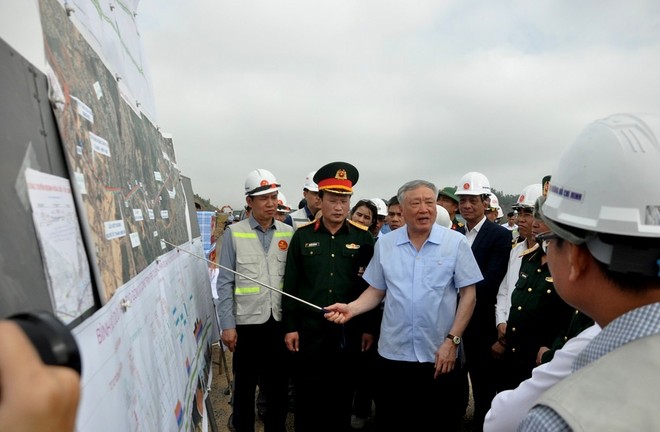 Phó thủ tướng Thường trực Chính phủ Nguyễn Hoà Bình kiểm tra thực tế Dự án cao tốc đoạn Hòa Liên - Túy Loan vào tháng 3/2025.