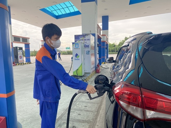 Sau khi tăng thêm 235 đồng/lít, giá bán lẻ mỗi lít xăng RON95 vượt 20.000 đồng từ 15 giờ chiều nay. 