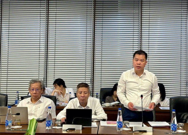 Ông Lê Thế Phúc, Vụ trưởng Vụ Pháp chế và Quản lý khoa học (Tòa án nhân dân Tối cao) trình bày một số nội dung chủ yếu của dự thảo luật tại tọa đàm. Ảnh Diệu Huyền. 