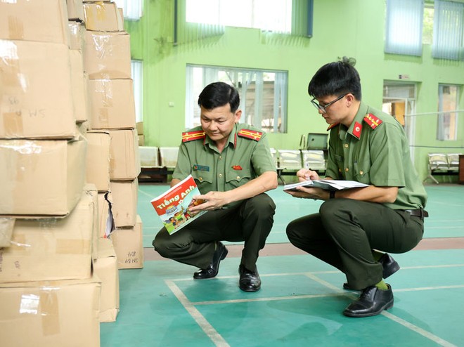 Công an tỉnh Bắc Ninh kiểm tra, phát hiện số lượng lớn sách giáo khoa bị làm giả.