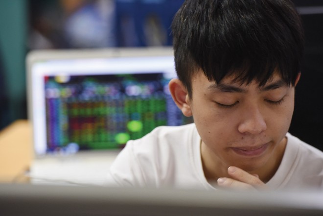 Không ít nhà đầu tư tiếc hùi hụi khi chốt lời xong thì cổ phiếu vẫn tiếp tục đi lên